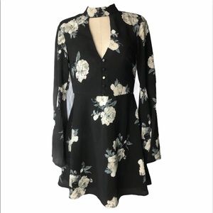 SOCIALITE bell sleeve plunging cutout choker neck Medium